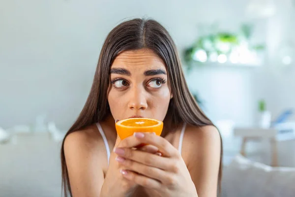 新鮮なオレンジの香りを感じるようにしようとしている病気の女性は Covid コロナウイルス感染症の症状を持っています 匂いと味の損失 病気の主な兆候の1つ — ストック写真