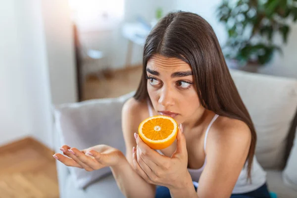Больная Женщина Пытающаяся Почувствовать Запах Полусвежего Апельсина Имеет Симптомы Ковид — стоковое фото