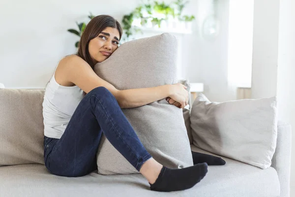 Tiempos Difíciles Retrato Una Mujer Caucásica Triste Alegre Sosteniendo Sus — Foto de Stock