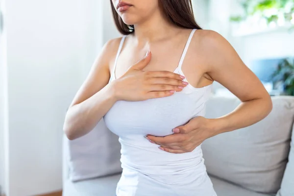 Mujer Caucásica Joven Palpando Seno Por Misma Que Preocupa Cáncer — Foto de Stock