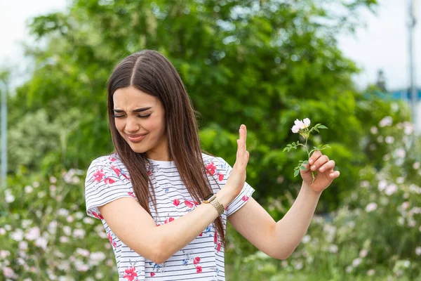 Young Woman Pollen Allergy Holding Flower Saying Young Woman Pollen —  Fotos de Stock