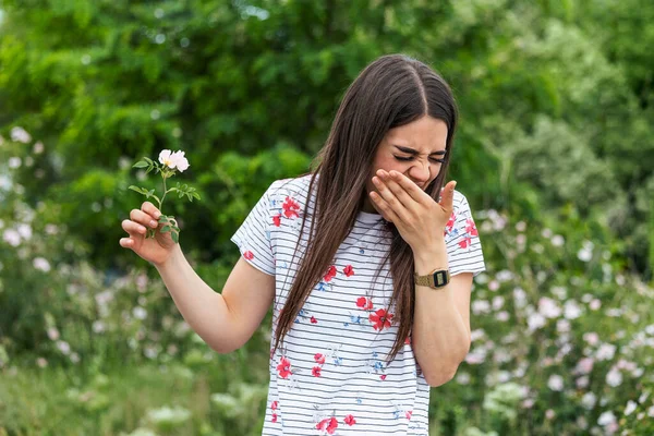Young Woman Pollen Allergy Holding Flower Saying Young Woman Pollen — Foto de Stock