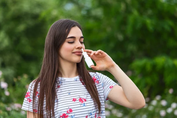 Pollen Allergy Concept Young Woman Using Nose Spray Her Pollen —  Fotos de Stock