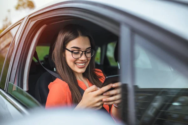 Beautiful Business Woman Using Smart Phone Smiling While Sitting Front — Stok fotoğraf