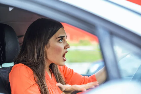 Αγχωμένη Γυναίκα Οδηγός Κάθεται Μέσα Στο Αυτοκίνητό Της Θυμωμένη Γυναίκα — Φωτογραφία Αρχείου