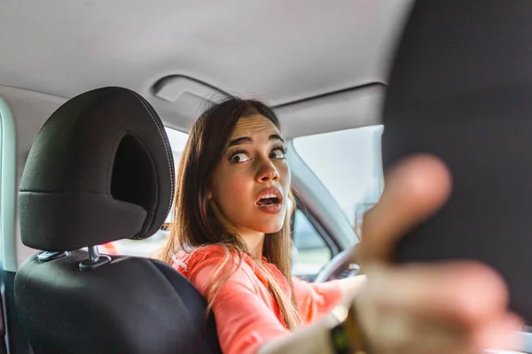 Woman Car Turning Looking Passengers Back Seat Idea Taxi Driver — Foto Stock