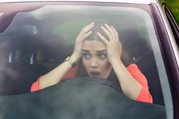 Αγχωμένη Γυναίκα Οδηγός Κάθεται Μέσα Στο Αυτοκίνητό Της Θυμωμένη Γυναίκα — Φωτογραφία Αρχείου