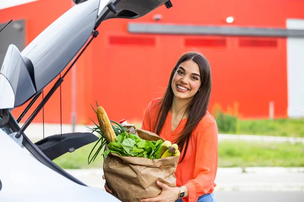 Woman Putting Her Shooping Bags Car Shopping Mall Parking Lot — Stockfoto