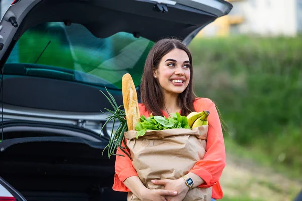 Beautiful Young Woman Shopping Grocery Store Supermarket Putting Groceries Her — Stockfoto