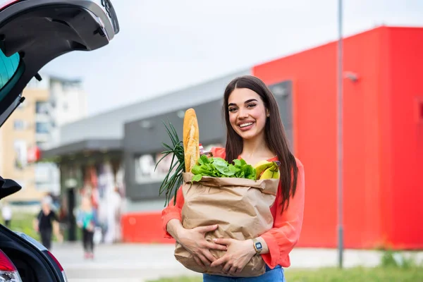 Kaukasische Brunette Gaan Bedrijf Papieren Tassen Met Voedingsmiddelen Jonge Vrouw — Stockfoto