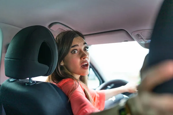 Photo Woman Car Indoor Keeps Wheel Turning Looking Passengers Back — Stock Photo, Image