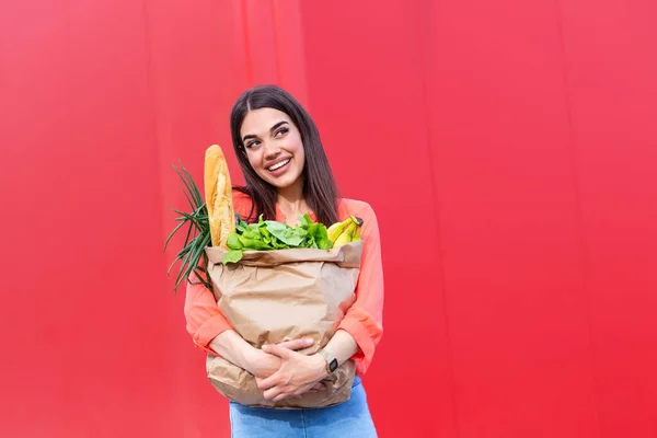 Young Woman Holding Shopping Bag Full Vegetables Groceries Young Woman — Stockfoto