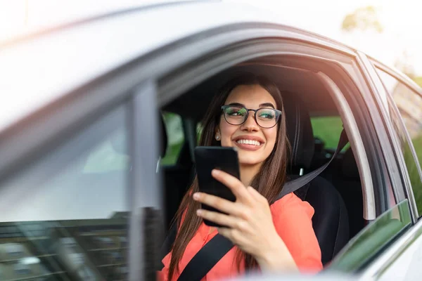 Woman Driver Using Smart Phone Car Woman Driver Using Smart — Φωτογραφία Αρχείου