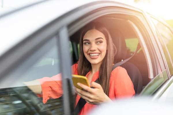 Woman Driver Using Smart Phone Car Woman Driver Using Smart — стоковое фото