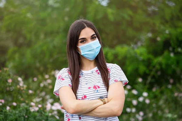 Solunum maskeli kız. Maskeli kadın kameraya bakıyor. Soğuk algınlığı, grip, virüs, bademcik iltihabı, solunum hastalığı, karantina, salgın hastalık konsepti. Tek kullanımlık maskesiyle güzel bir beyaz kadın.
