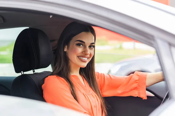 Mujer Joven Abrazando Nuevo Coche Emocionado Joven Mujer Coche Nuevo — Foto de Stock