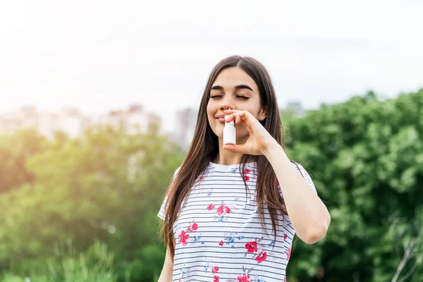 Young Woman Using Nose Spray Her Pollen Grass Allergies Allergy — Photo