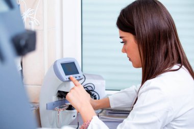 Gözlük optik mağaza aracıyla tamir gözlükçü.