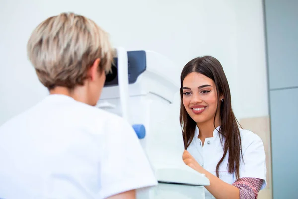 Kadın Doktor Oftalmolog Modern Klinikte Çekici Genç Kadının Göz Vizyonu — Stok fotoğraf