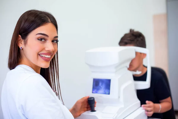 Kadın Okulist Klinikte Göz Görme Kontrol Etmek Için Makine Kullanarak — Stok fotoğraf