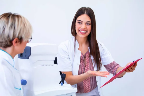 Vrouwelijke Oogarts Tonen Patiëntgegevens Aan Een Klembord Werkend Een Optische — Stockfoto