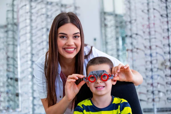 Aantrekkelijke Oogarts Onderzoeken Youg Boy Met Optometrist Trial Frame Kind — Stockfoto