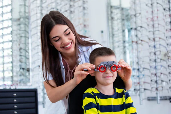 Привабливий Офтальмолог Який Вивчає Хлопчика Оглядовою Рамою Дитячий Пацієнт Перевіряє — стокове фото