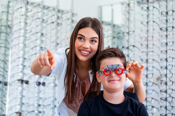 Atraktivní Oftalmolog Který Zkoumá Chlapce Optometristickým Zkušebním Rámcem Dětský Pacient — Stock fotografie