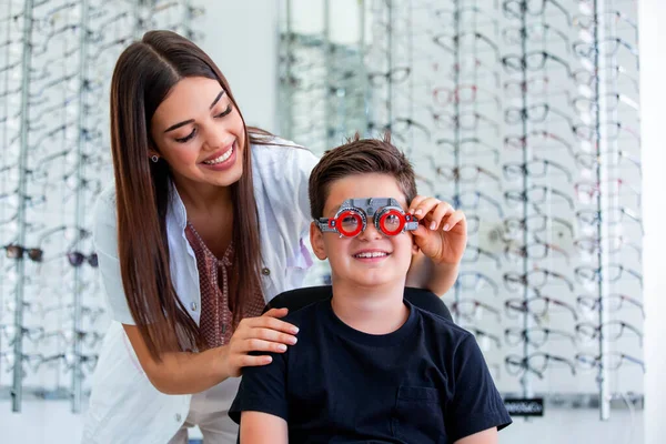 Ελκυστικό Οφθαλμίατρο Που Εξετάζει Αγόρι Οπτικό Πλαίσιο Του Οπτομέτρη Παιδί — Φωτογραφία Αρχείου