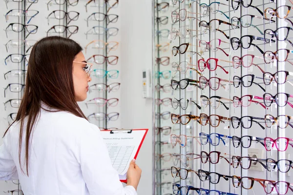 Çekici Kadın Oftalmolog Bir Pano Bir Optik Mağazada Çalışan Veri — Stok fotoğraf
