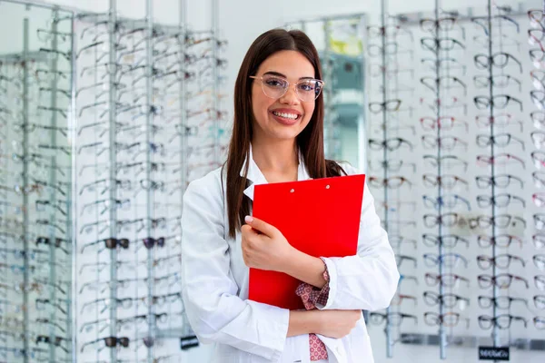 Klinikte Tanı Ile Ayakta Gülümseyen Oftalmolog — Stok fotoğraf