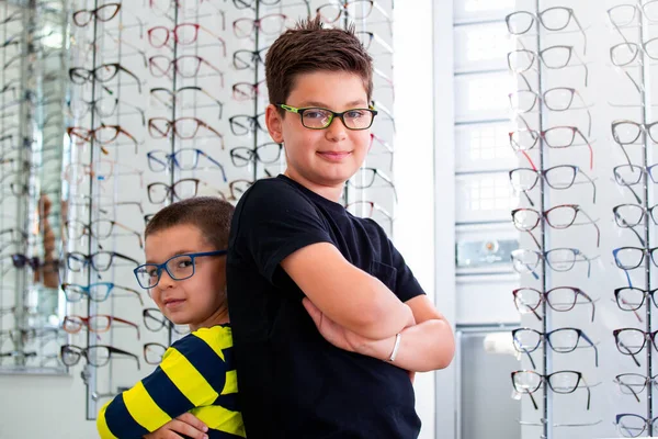Gezondheidszorg Gezichtsvermogen Visie Concept Twee Jongens Kiezen Bril Bij Optics — Stockfoto