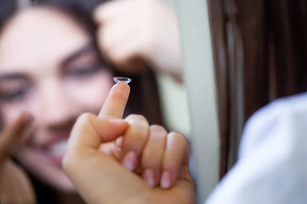 Genç Kadın Koyarak Kontakt Lens Sağ Gözüne Yakın Çekim — Stok fotoğraf