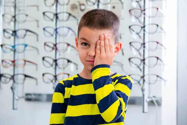 Kleine Jongen Met Oogtest Bij Oogarts Kantoor — Stockfoto