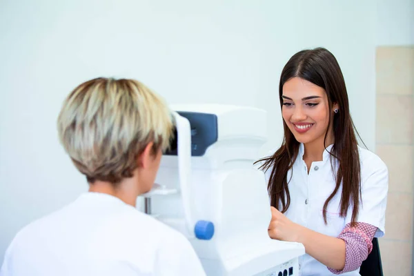 Oftalmóloga Doctora Está Revisando Visión Ocular Una Joven Atractiva Una —  Fotos de Stock