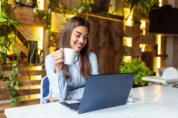 Young Businesswoman Drinking Coffee Using Tablet Laptop Cafe Attractive Caucasian — 스톡 사진