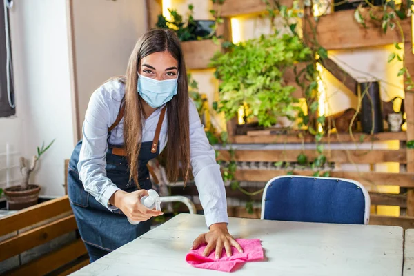 Portrait Attractive Female Waitress Wearing Face Mask Cleaning Table Alcohol — Foto de Stock