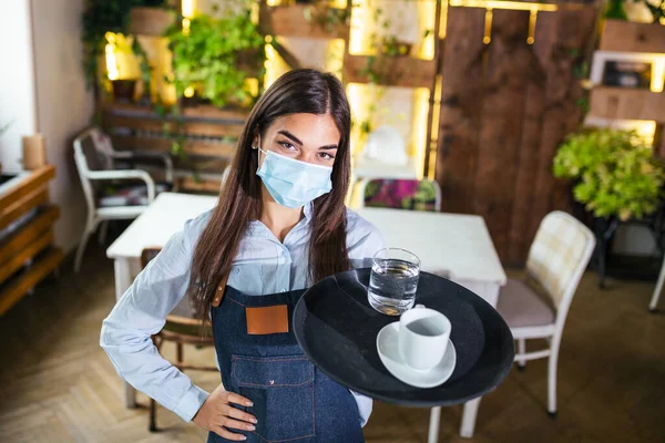 Female Waitress Medical Protective Mask Serves Coffee Restaurant Durin Coronavirus — Foto de Stock