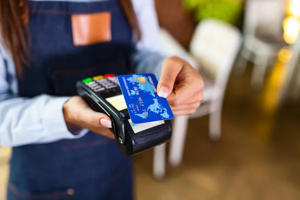 Contactless Payment Concept Female Holding Credit Card Nfc Technology Counter — Stok fotoğraf