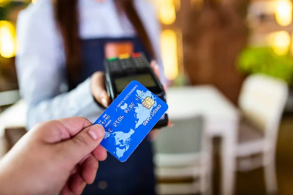 Contactless Payment Concept Female Holding Credit Card Nfc Technology Counter — Photo