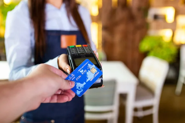 Contactless Payment Concept Female Holding Credit Card Nfc Technology Counter — Zdjęcie stockowe