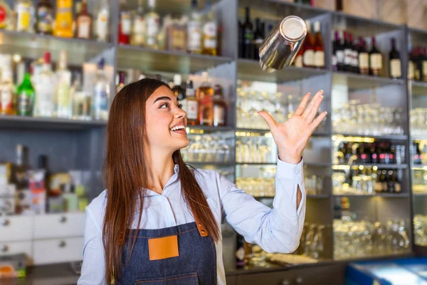 Beautiful Female Bartender Tosses Cocktails Shaker Air Arranges Real Show — Foto Stock