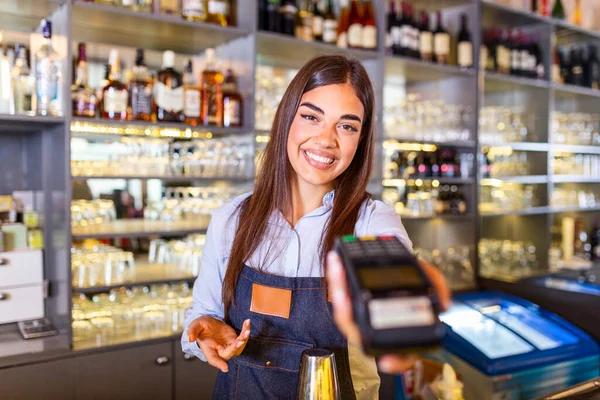 Waitress Cash Counter Holding Electronic Card Payment Machine Close Young — Stockfoto