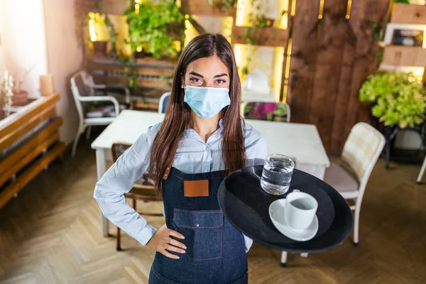 Female Waitress Medical Protective Mask Serves Coffee Restaurant Durin Coronavirus — Foto de Stock