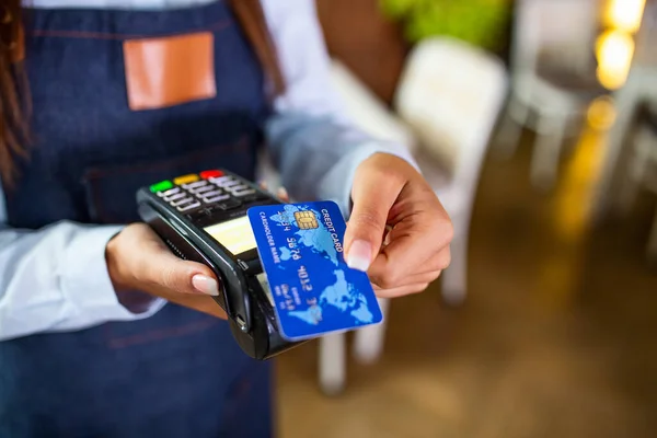 Contactless Payment Concept Female Holding Credit Card Nfc Technology Counter — Fotografia de Stock