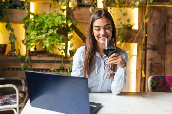 Woman Works Glass Red Wine Laptop Cafe Woman Using Laptop — Stok fotoğraf