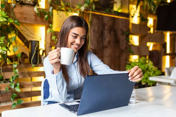 Young Businesswoman Drinking Coffee Using Tablet Laptop Cafe Attractive Caucasian — Stok fotoğraf