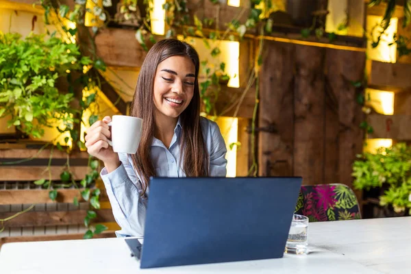 Young Pretty Caucasian Woman Cafe City Centre Tablet Laptop Studying — Stock Photo, Image