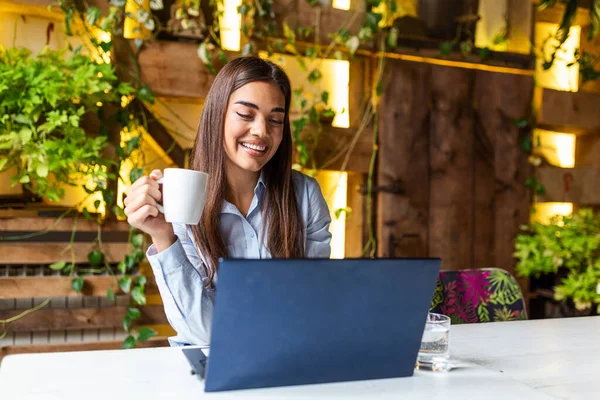 Young Pretty Caucasian Woman Cafe City Centre Tablet Laptop Studying — Stok fotoğraf