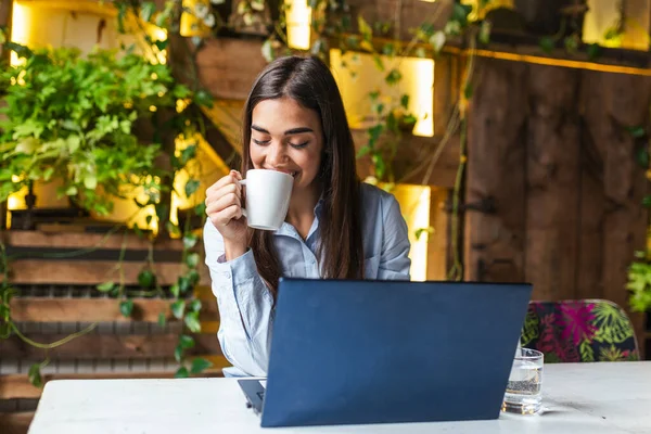 Young Business Woman Sitting Table Cafe Drinking Coffee Table Laptop — 스톡 사진